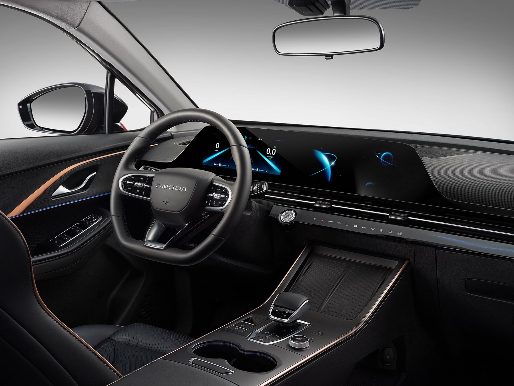 Interior de SUV OMODA C5 con cargador de teléfono inalámbrico, Android Auto, Apple CarPlay y pantalla de instrumentos digital.