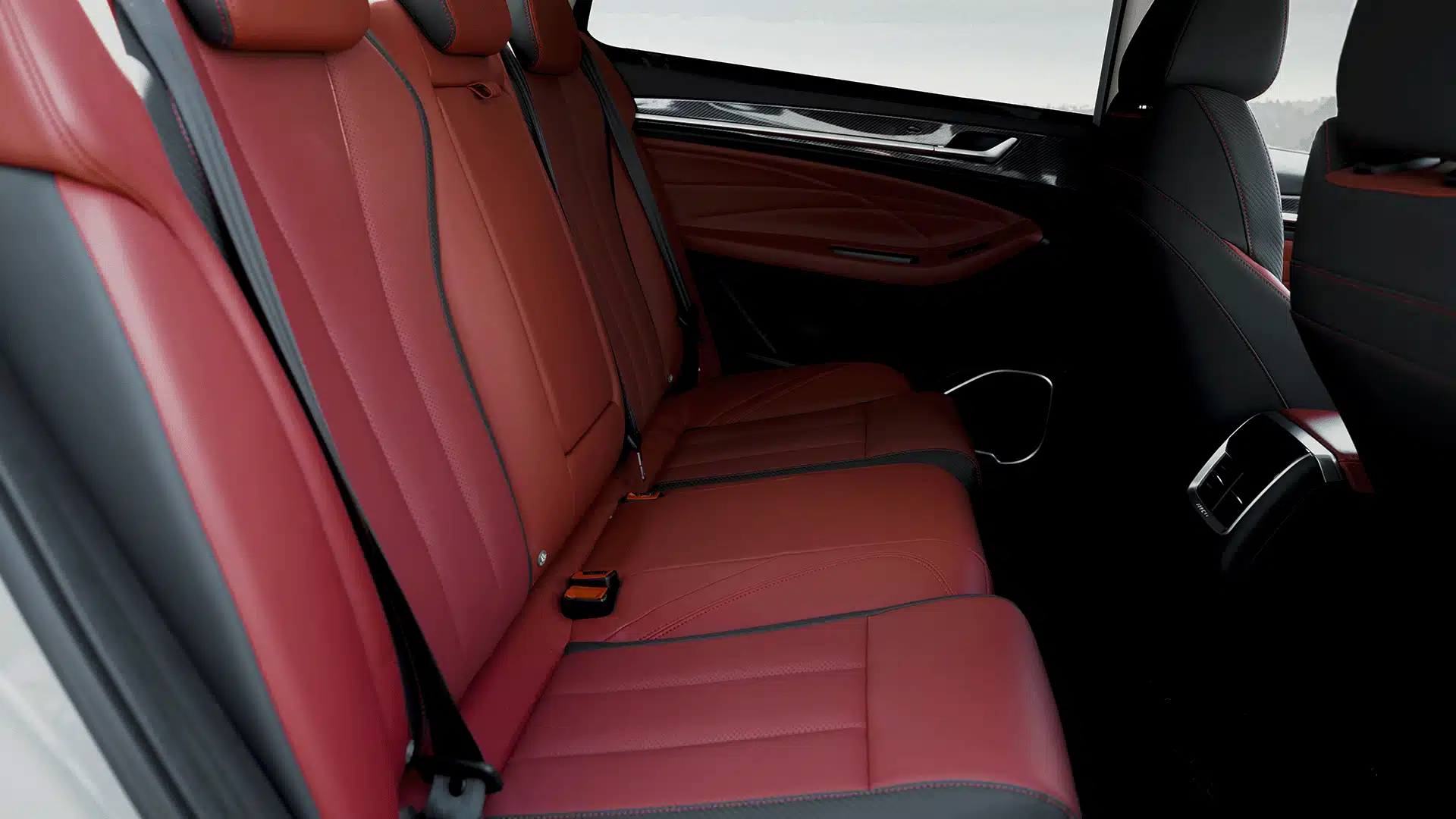 Asientos traseros de lujo y forrados con piel sintética con diseño deportivo y con gran confort en OMODA O5 GT 2024